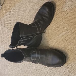 Size 10 leather STEVE MADDEN men's boots in a very good condition